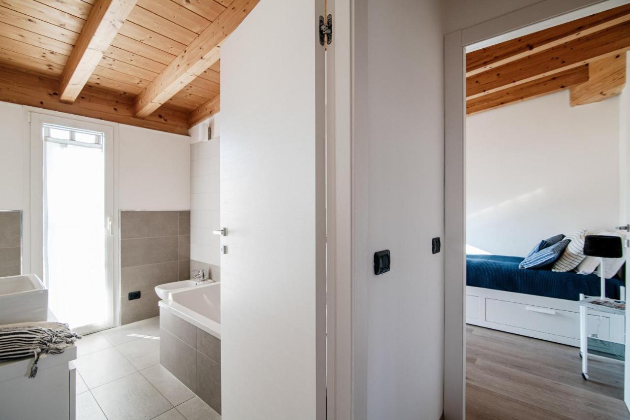 White Attic - By Myhomeincomo Camnago Volta Экстерьер фото