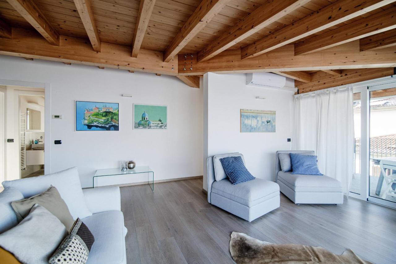 White Attic - By Myhomeincomo Camnago Volta Экстерьер фото