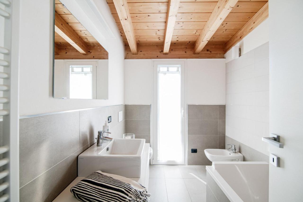 White Attic - By Myhomeincomo Camnago Volta Экстерьер фото